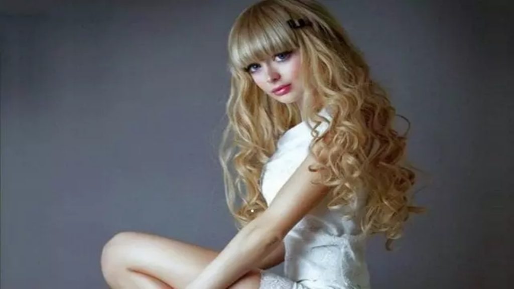 5 Wanita Berparas Barbie Yang Cantiknya Gemesin, Ada Yang Dari Indonesia Nih! 