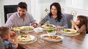 Jangan Diremehkan, Ini 5 Manfaat Makan Bersama Keluarga di Rumah | Orami
