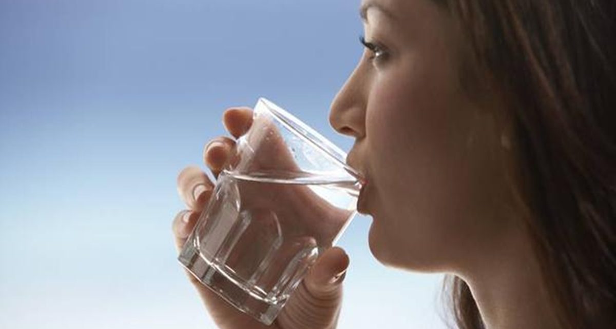 Manfaat minum air hangat di pagi hari