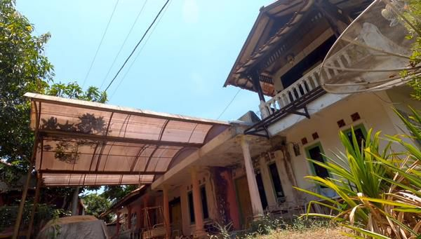 Rumah Terbengkalai Terbesar di Daerahnya