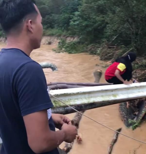 Wanita Nekat Seberangi Jembatan Rusak